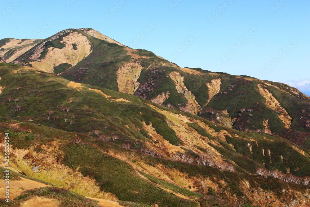 東北飯豊連峰 種蒔山稜線から切合小屋越しに飯豊山山頂を望む 東北飯豊連峰 種蒔山稜線から切合小屋越しに飯豊山山頂を望む