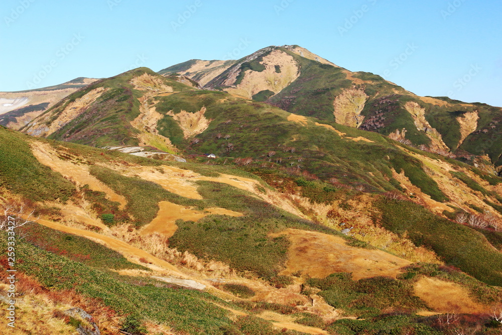 Naklejka premium 東北飯豊連峰 種蒔山稜線から切合小屋越しに飯豊山山頂を望む