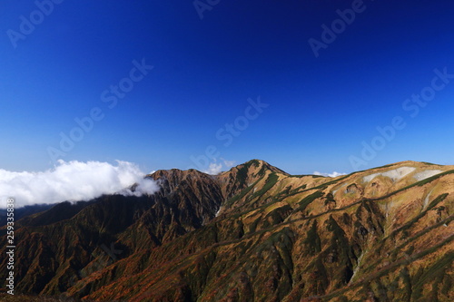 東北飯豊連峰 飯豊山山頂への道 切合小屋稜線からの紅葉の大日岳を望む