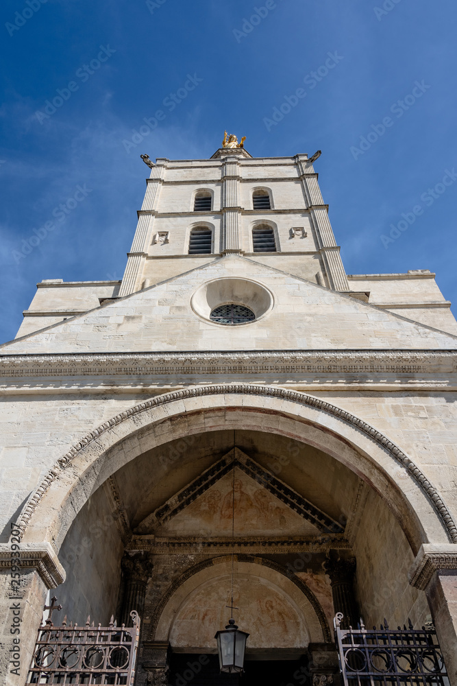 Kirche neben Papstpalast 'Palais des Pape' in Avignon, Frankreich