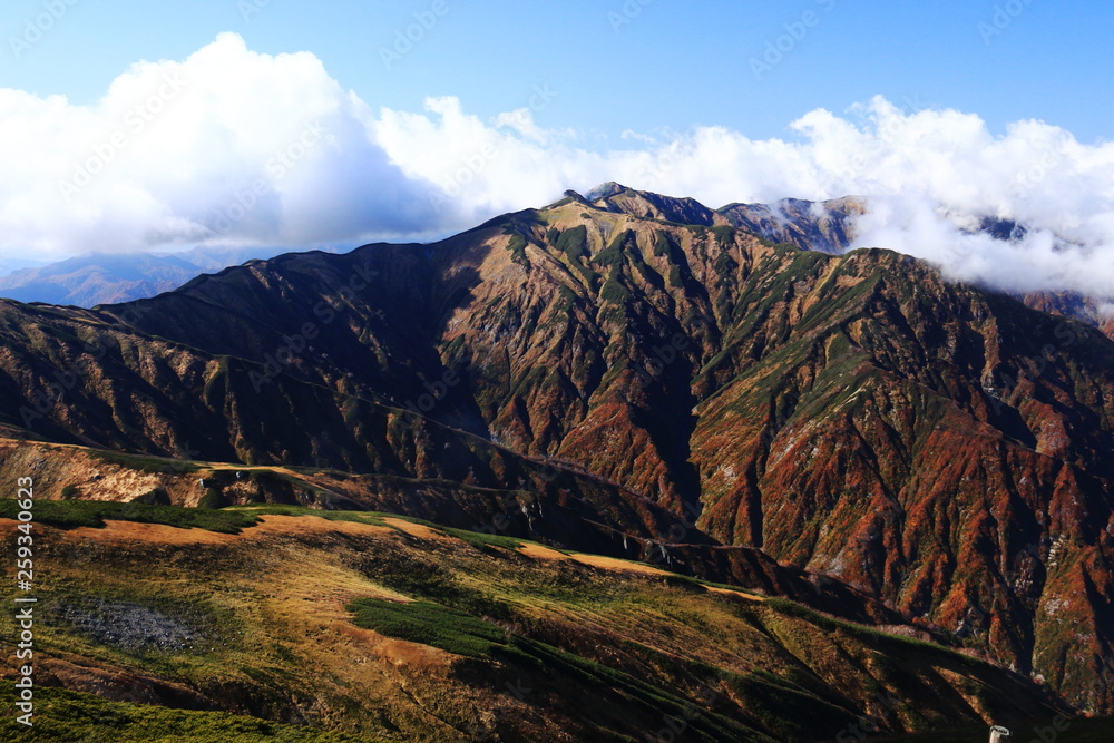 Obraz premium 東北飯豊連峰 飯豊山頂の風景 北股岳烏帽子岳を望む