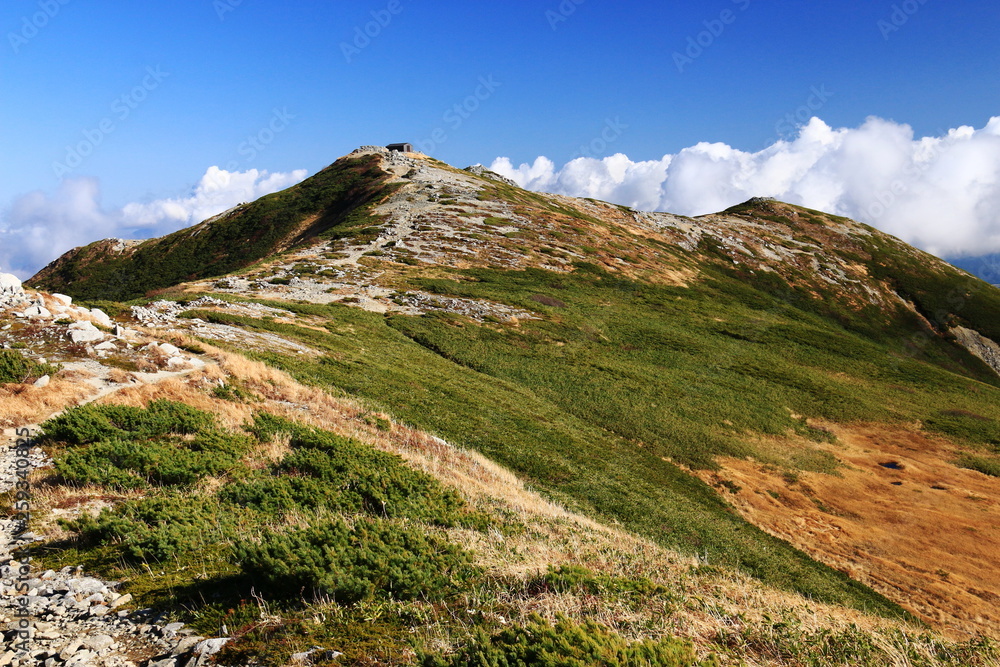 東北飯豊連峰 飯豊山頂の風景 本山小屋と一ノ王子遠景 東北飯豊連峰 飯豊山頂の風景 本山小屋と一ノ王子遠景