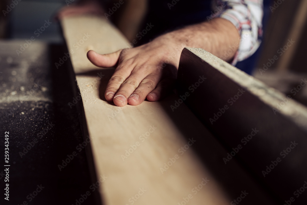 Ταπετσαρία Carpenter engaged in processing wood at the sawmill