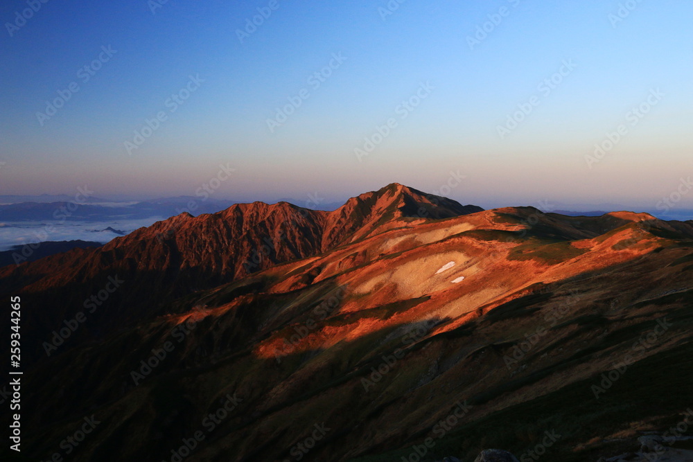 東北飯豊連峰　飯豊山山頂直下本山小屋の朝　朝陽に映える大日岳の雄姿と稜線