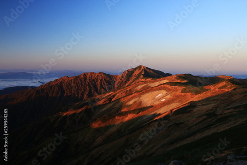東北飯豊連峰 飯豊山山頂直下本山小屋の朝 朝陽に映える大日岳の雄姿と稜線
