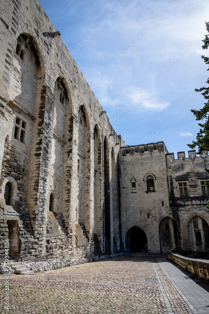 Seitenansicht der Kathedrale 'Palais des Pape' in Avignon, Frankreich