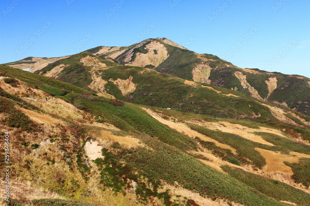 東北飯豊連峰　飯豊山山頂への道　切合小屋稜線から山頂を望む