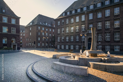 Der Rathausplatz von Bottrop in der frühen Morgensonne