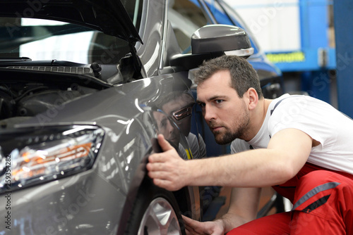 Bild auf Leinwand Automechaniker in einer Werkstatt // Car mechanic in a workshop