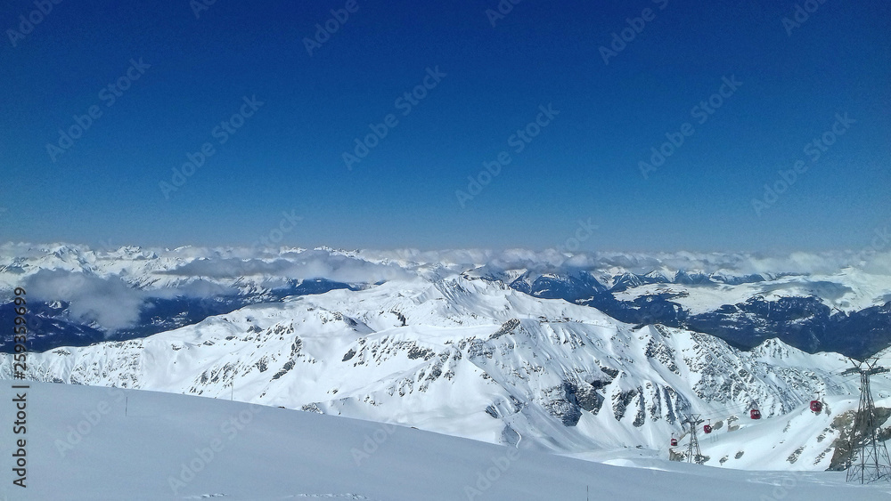 Paysage de montagnes enneigées, Glacier des Alpes, Station de ski, La Plagne, Savoie, France