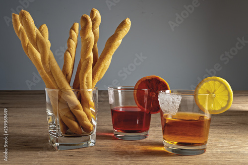 grissini bicchiere di vetro aperitivi rosso giallo altra vista photo