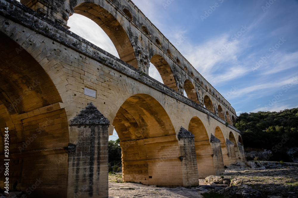Pont du Gard seitlich, roemisches Aquädukt in Frankreich