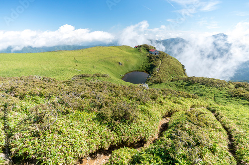 Wallpaper Mural 空に浮かぶ小さな池 Torontodigital.ca