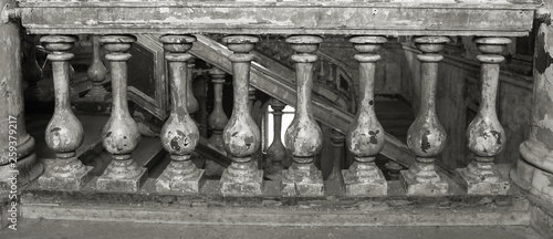 Fotografia Staircase railing black and white photo of old balustrade with baluster posts, c