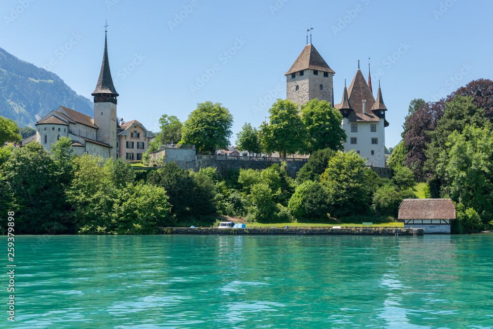 Schloss Spiez mit der tausendjährigen Schlosskirche am Thuner See im Berner Oberland