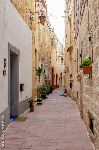 Fototapeta Naklejka Na Ścianę i Meble -  Beautiful typical narrow street in Rabat, Malta, streetscape detail