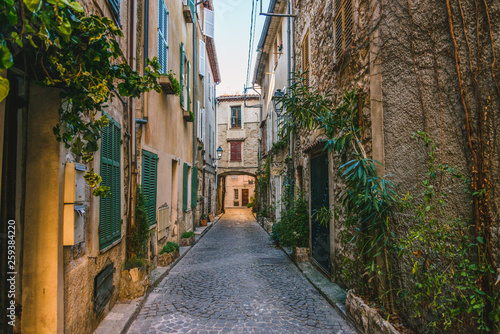 Obraz na płótnie Little alley in the medieval village of Antibes in a sunny winter day
