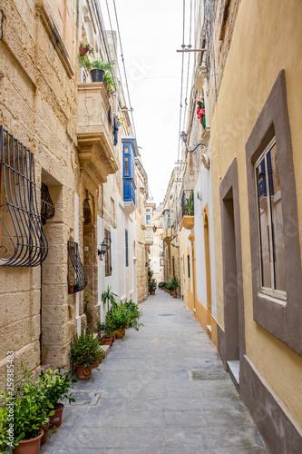 Fototapeta Naklejka Na Ścianę i Meble -  Beautiful typical narrow street in Rabat, Malta, streetscape detail