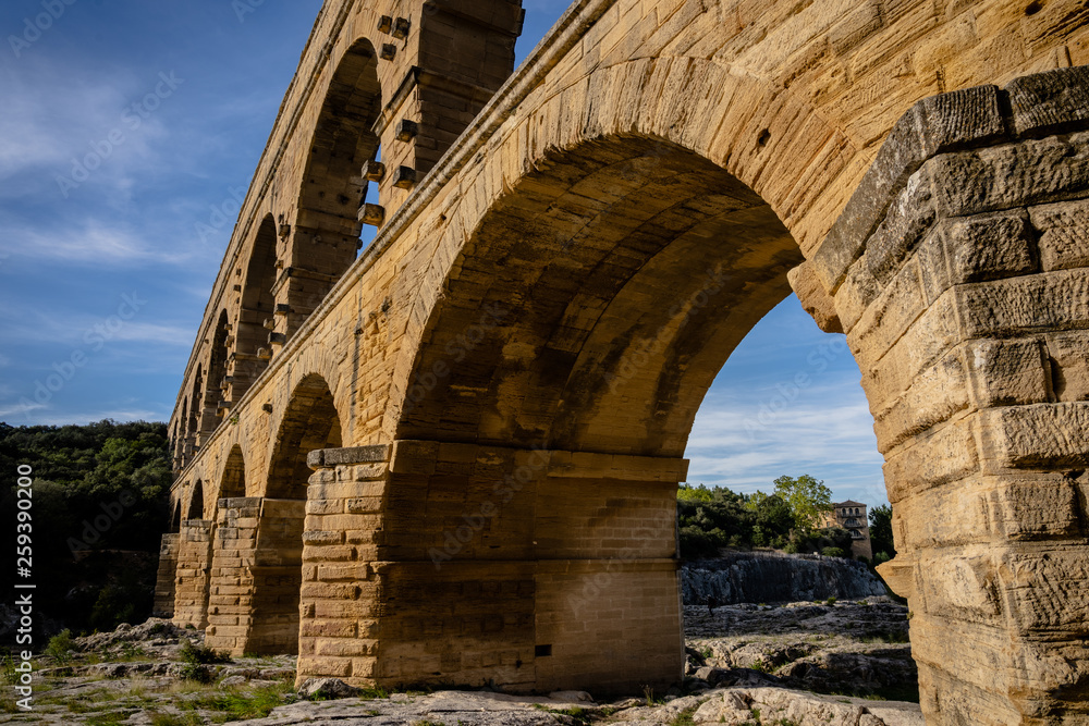 Pont du Gard von der Sonne beleuchtet, roemisches Aquädukt in Frankreich