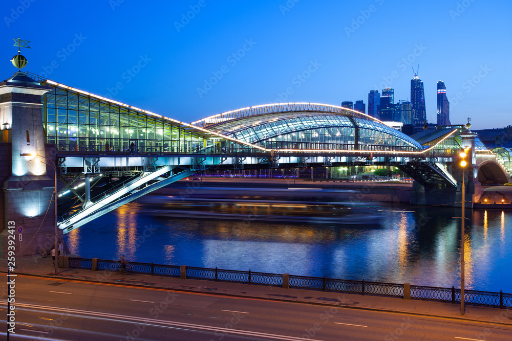 Obraz premium night landscape with covered bridge Bogdan Hmelnitsky in Moscow
