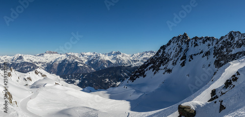 Traumhafter Blick über die verschneiten Alpen photo