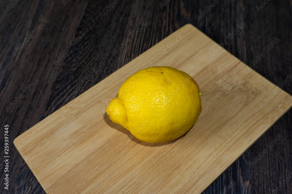 Zitrone auf Brettchen 2