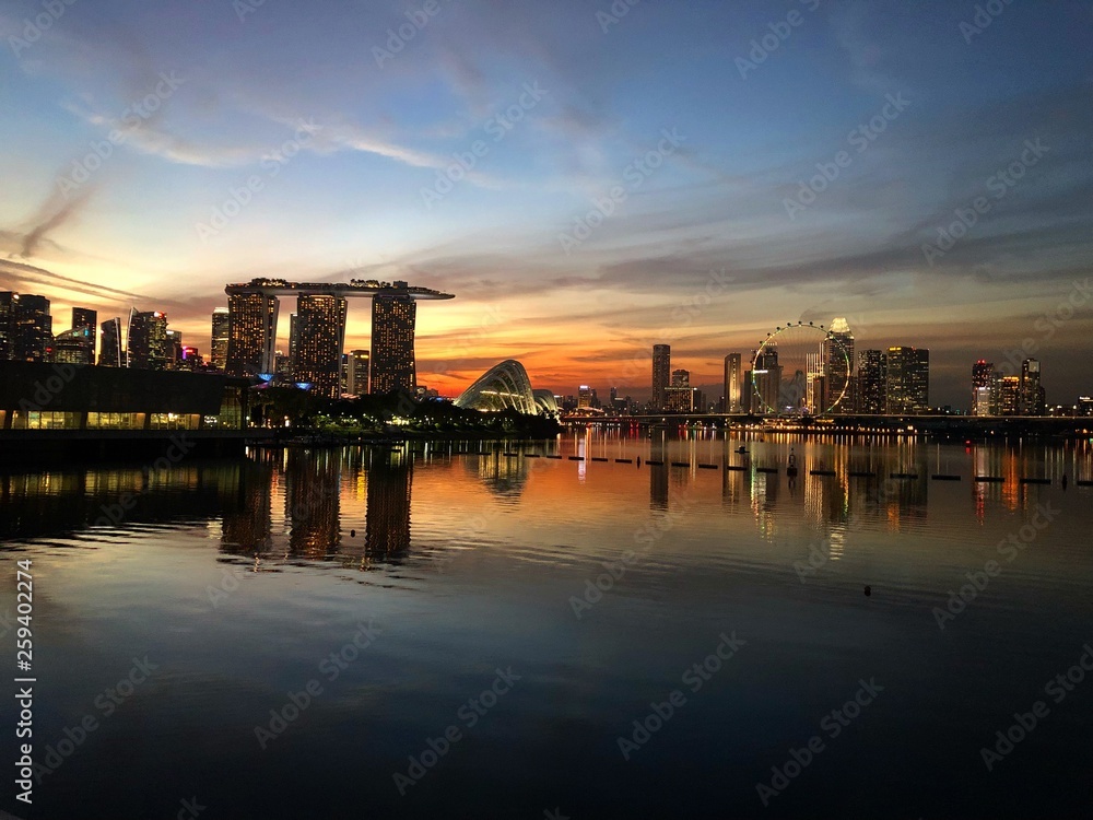 Fototapeta premium Singapore CBD skyline over water during evening sunset twilight