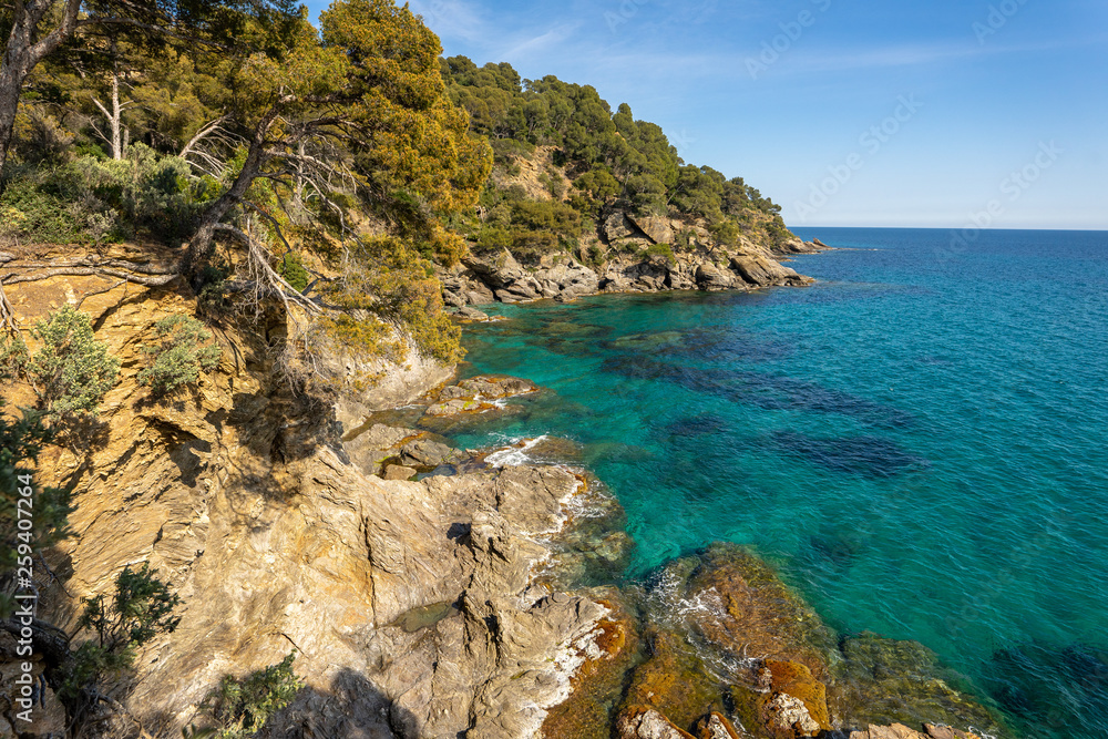 paysage des côtes méditerranéenne avec une eau translucide