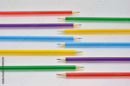 Lápices de colores entrelazados