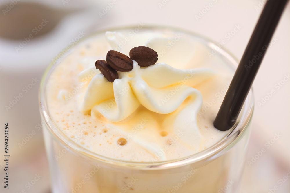 Latte Macchiato mit Schlagsahne eiskaffe Latte Macchiato mit Schlagsahne eiskaffe