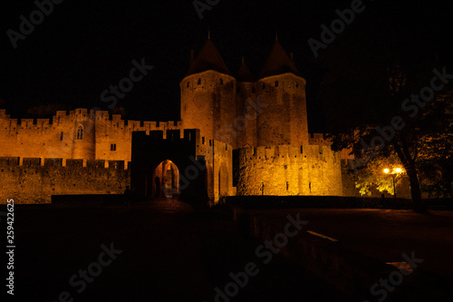 Burg La Cité beleuchtet bei Nacht, Carcassonne, Frankreich