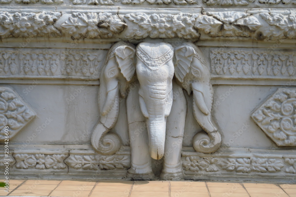 Têtes d'éléphants sculptées Têtes d'éléphants sculptées