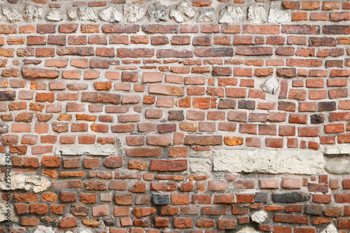 Mur z cegieł i kamienia