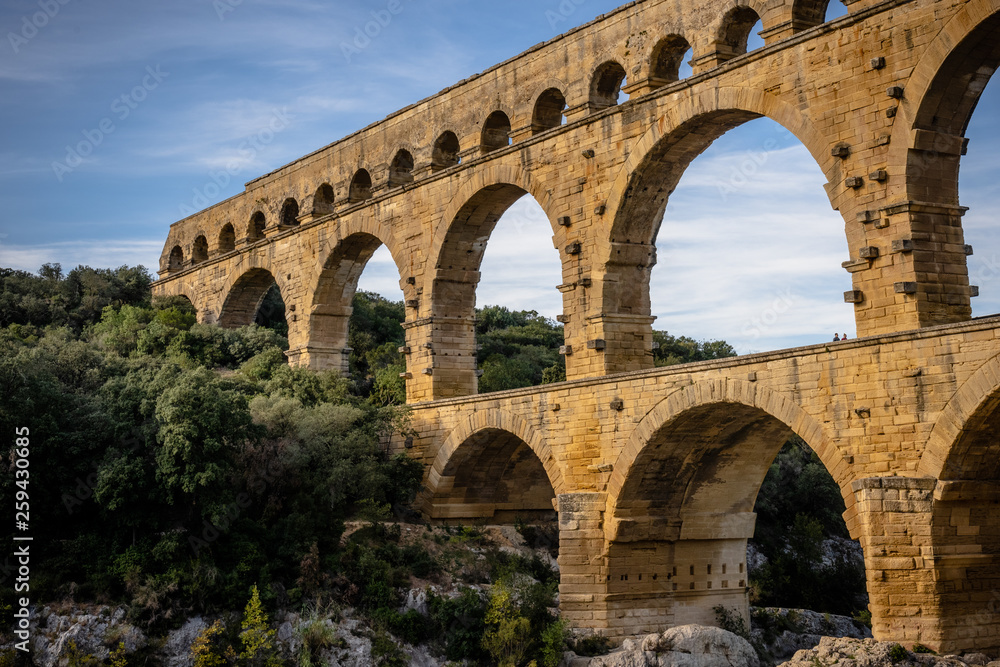 Pont du Gard am Tag, roemisches Aquädukt in Frankreich