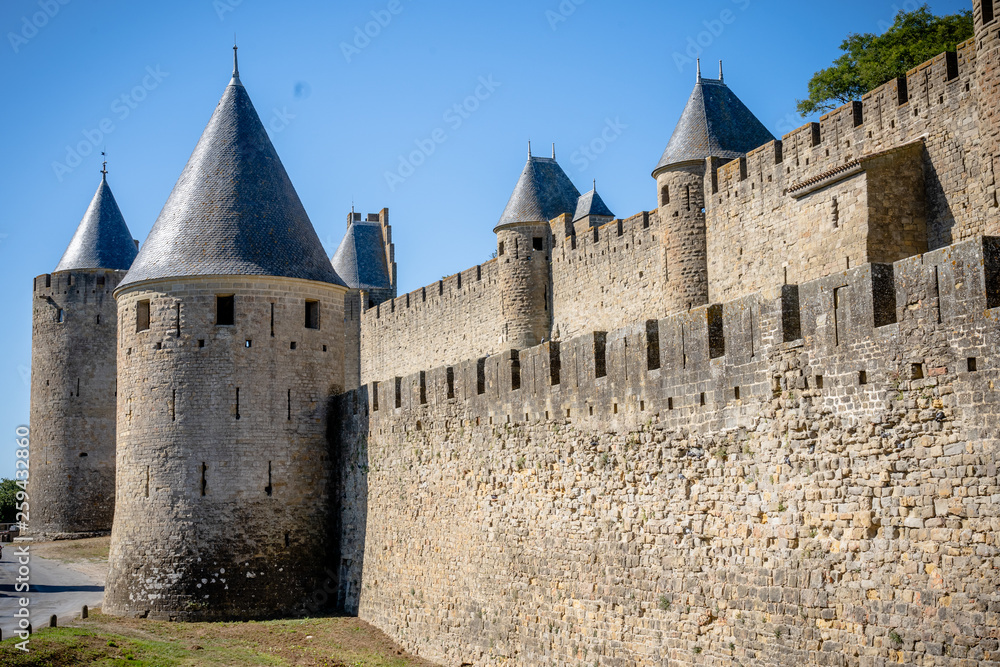 Burgmauern der Festung La Cité mit Zitadelle, Carcassonne, Frankreich