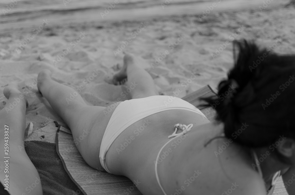 MUJER TOMANDO EL SOL EN LA PLAYA FOTO BLANCO NEGRO Stock Photo