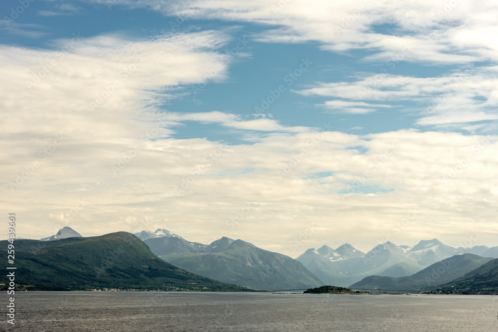Tresfjord bei der Fährfahrt von Molde nach Vestnes Tresfjord bei der Fährfahrt von Molde nach Vestnes