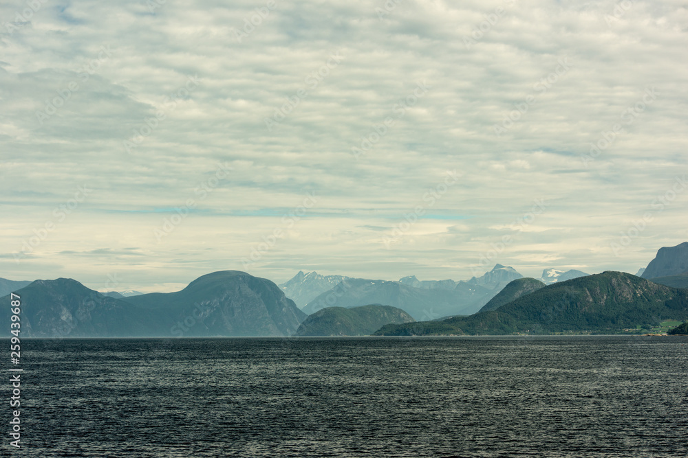 Tresfjord bei der Fährfahrt von Molde nach Vestnes