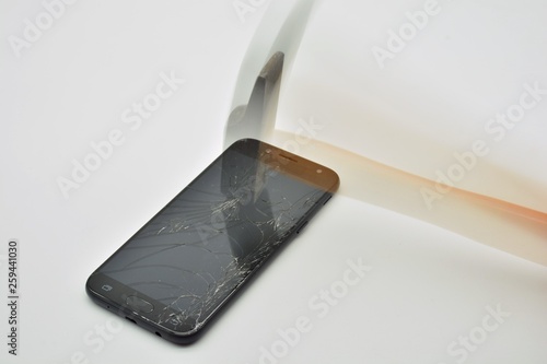 Pantalla de teléfono móvil golpeada por un martillo