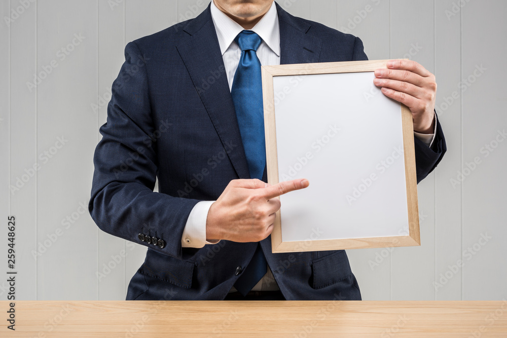 ボードを手に持った男性