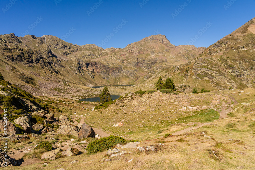 Zum Bergsee Estany Blau im Parc Natural de la Vall de Sorteny, Pyraeneen, Andorra