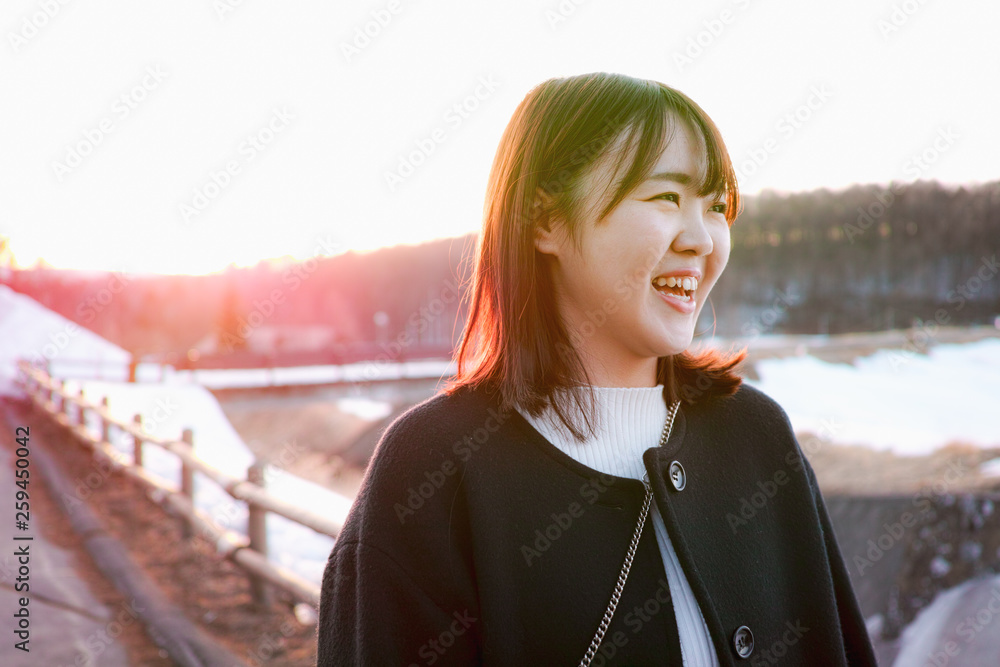 Obraz premium A young woman laughing outdoors