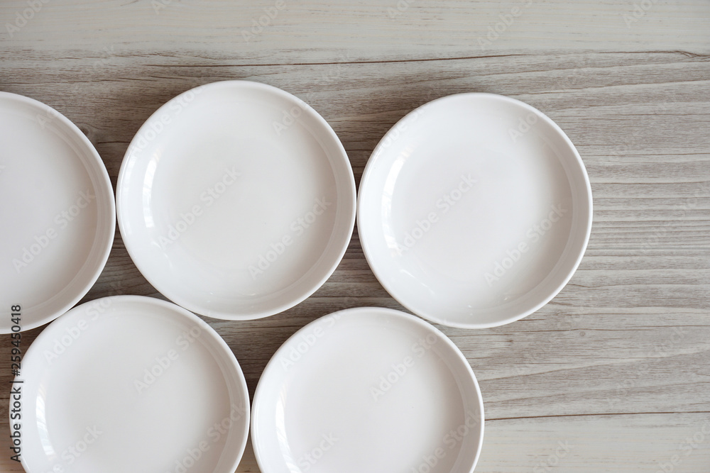 Photograph of many dishes taken from directly above. Lined dishes. 真上から撮影したたくさんのお皿。並べられたお皿 Photograph of many dishes taken from directly above. Lined dishes. 真上から撮影したたくさんのお皿。並べられたお皿