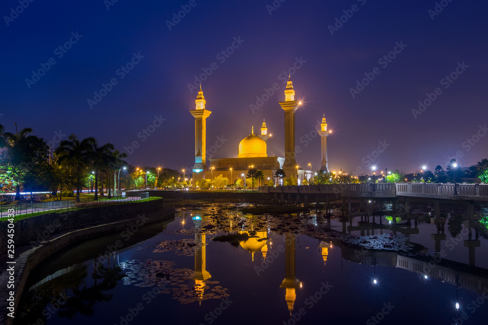 Obraz premium mosque scenery before sunrise