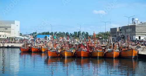 Puerto con barcos coloridos photo