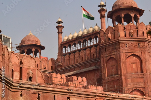 fuerte rojo de agra en india con bandera y cúpula photo