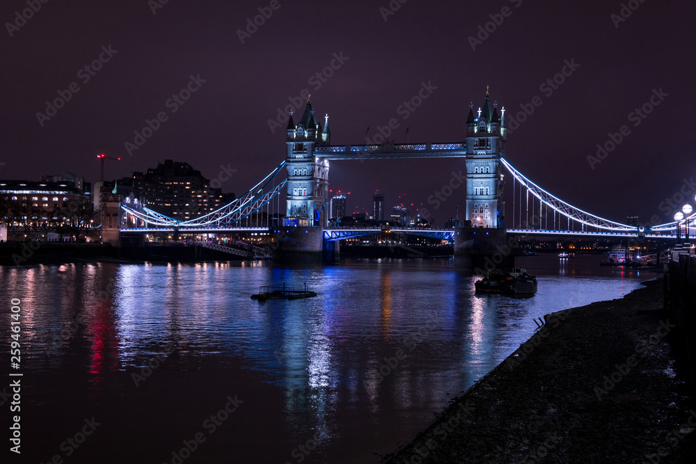 Obraz premium Tower bridge w nocy
