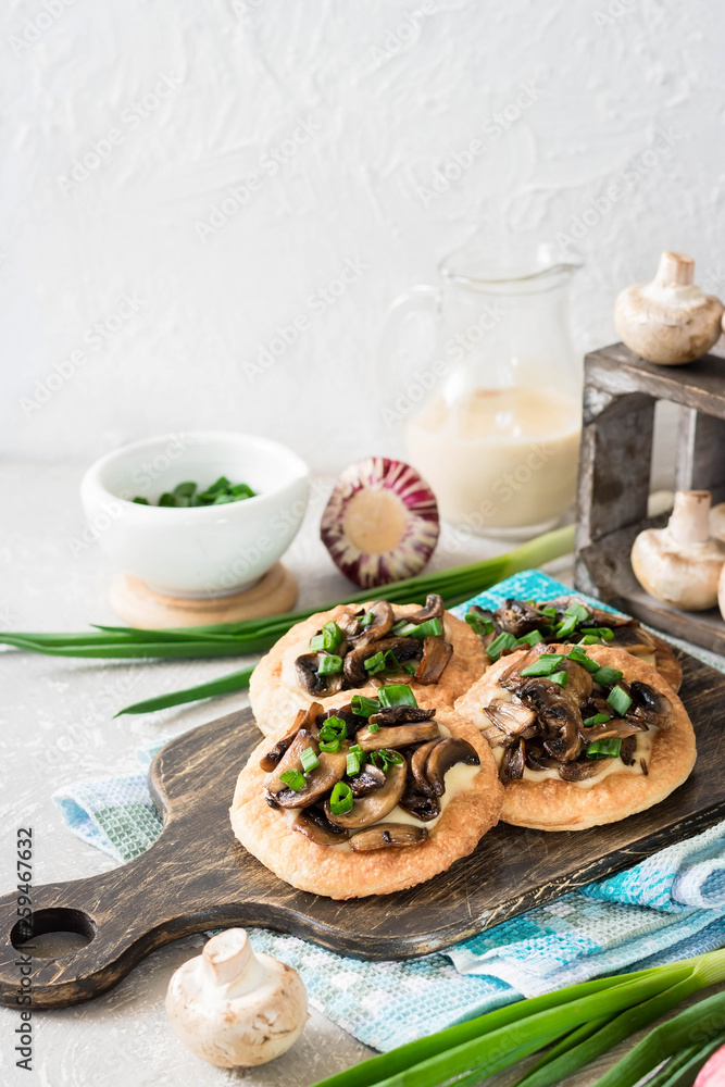 Flapjack with mushrooms and creamy garlic sauce