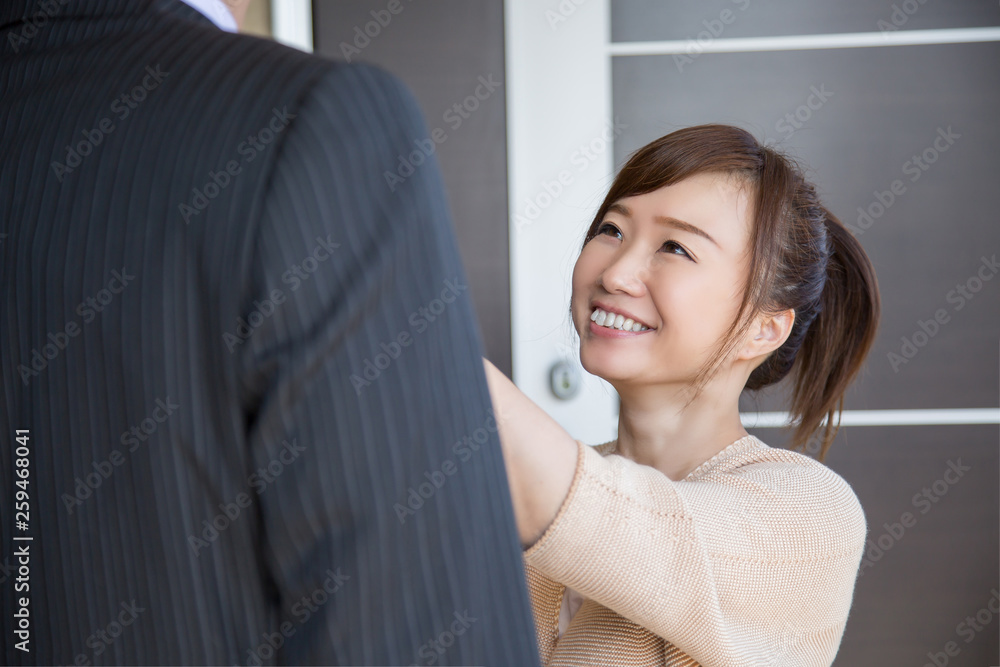 玄関先でネクタイを直す妻 玄関先でネクタイを直す妻