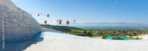 Foto Panoramic collage with hot air ballons flying above snowy white Pamukkale in Tur